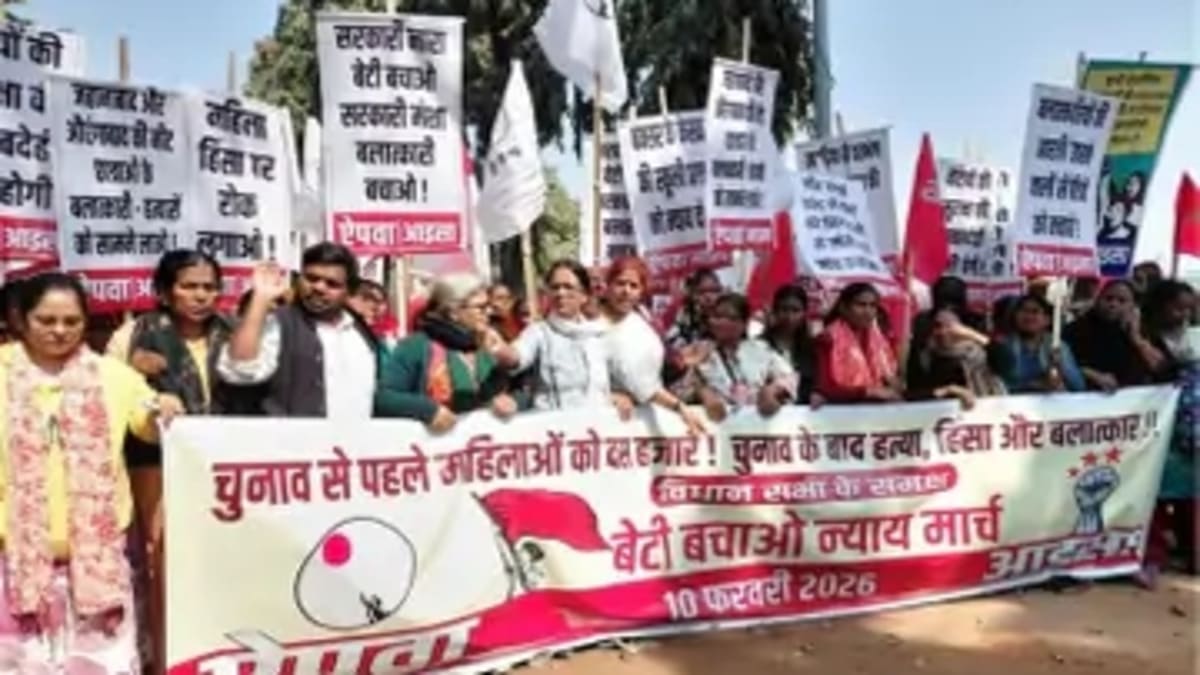 ​पटना में नीट छात्रा की मौत पर बवाल, प्रदर्शन कर रही महिलाओं पर पुलिस का लाठीचार्ज, विधानसभा घेराव की कोशिश