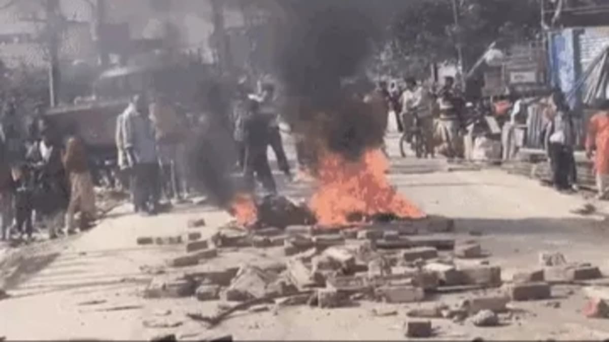 बुलडोजर के आगे बेबस ग्रामीण, मुजफ्फरपुर में मुआवजे और आशियाने की मांग को लेकर प्रदर्शन