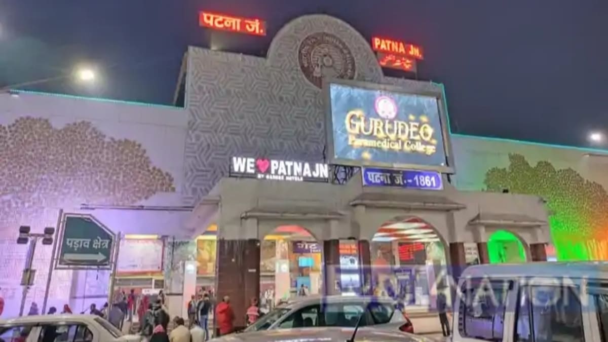 ​पटना जंक्शन पर यात्रियों ने रोकी ट्रेन, रेल पुलिस का लाठीचार्ज, दो दर्जन प्रदर्शनकारी गिरफ्तार