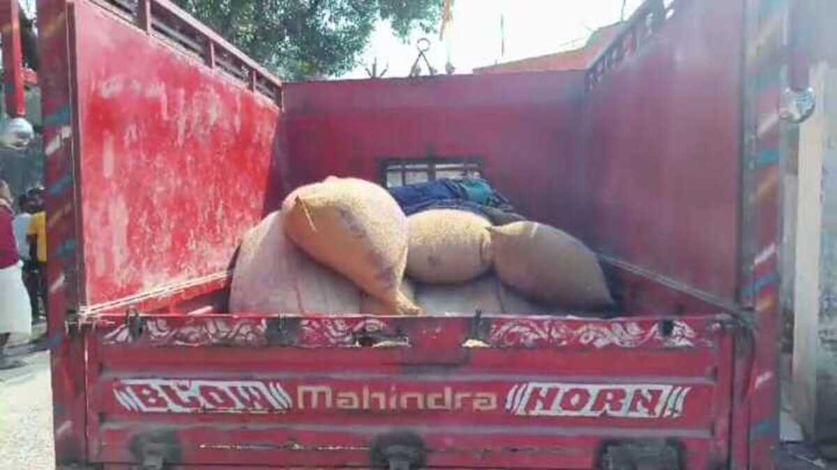 ​हाजीपुर में आंगनबाड़ी का अनाज बाजार में बेचने की कोशिश, ग्रामीणों ने रंगे हाथों पकड़ा