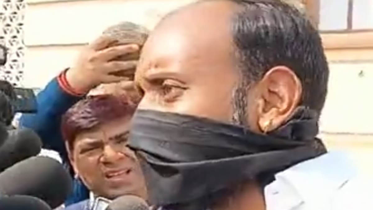 ​बिहार विधानसभा में भारी हंगामा, मुंह पर काली पट्टी बांधकर पहुंचे कांग्रेस MLA, RJD ने कहा- मोदी-नीतीश से बिहार बचाओ