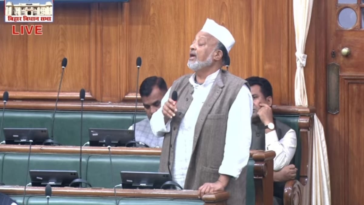 ​बिहार में बिजली बिल का ब्याज होगा माफ, विधानसभा में बोले ऊर्जा मंत्री, नीतीश-भाई वीरेंद्र के बीच हुई तीखी नोक-झोंक​, सदन में दवा और स्वेटर पर संग्राम