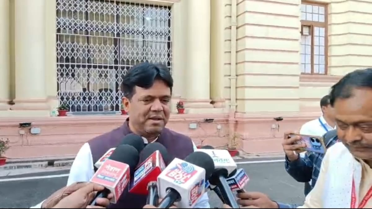 ​बिहार की राजनीति में खालिद अनवर ने सिद्दीकी को दिलाई जंगलराज की याद, राष्ट्रगीत के फैसले को बताया ऐतिहासिक