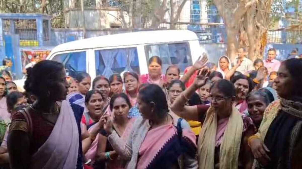 रोहतास में आशा कार्यकर्ताओं ने सीएस कार्यालय का किया घेराव, वेतन भुगतान सहित कई मांगें