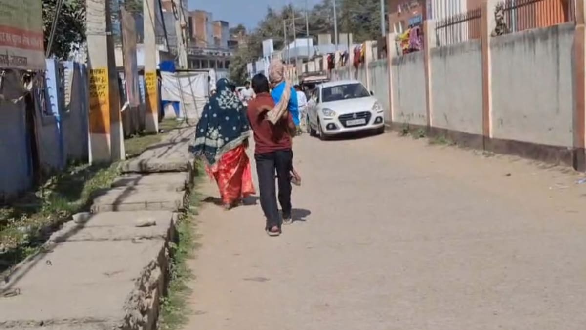 रोहतास में कुव्यवस्था की मार झेल रहा 15 वर्षीय दिव्यांग, 10 वर्ष बाद भी योजनाओं के लाभ से वंचित