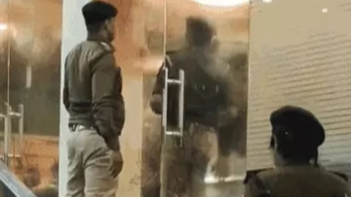 पटना पुलिस का एक्शन, NEET छात्रा केस में CM के बेटे का DNA टेस्ट मांगने वाले पूर्व IPS अमिताभ दास के घर छापेमारी