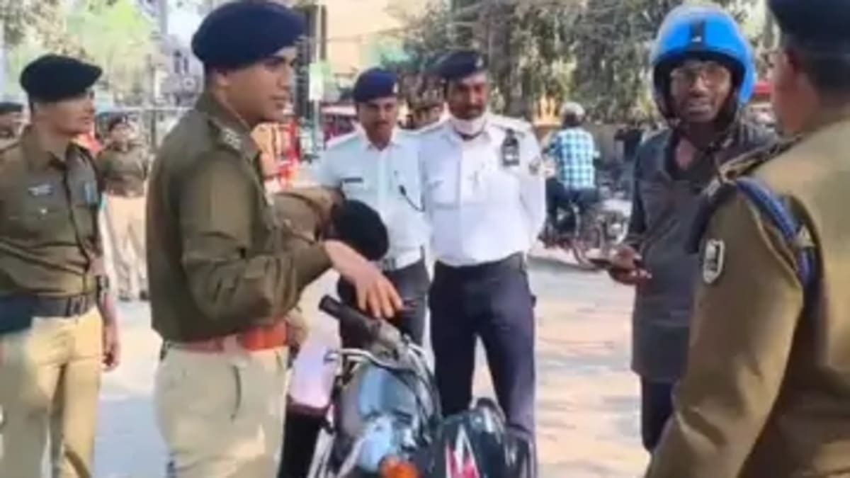​भागलपुर में बड़ा ट्रैफिक अभियान, ASP और DSP ने सड़क पर उतरकर काटे चालान, नंबर प्लेट से छेड़छाड़ करने वाले 100 वाहनों पर जुर्माना