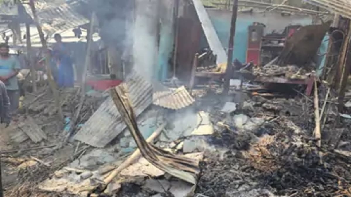 किशनगंज में अग्नि तांडव, कोचाधामन में तीन घर जलकर राख, लाखों की संपत्ति का नुकसान,     प्रशासन ने शुरू की जांच