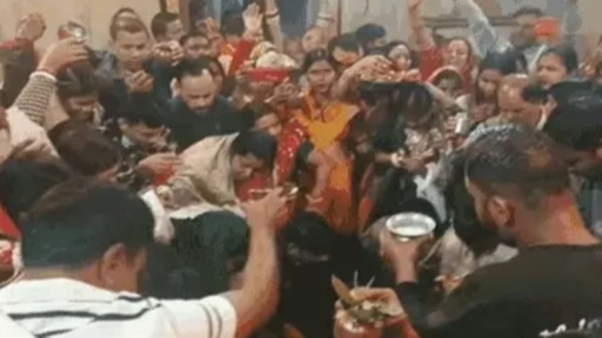 ​बिहार में महाशिवरात्रि की धूम, बक्सर में 1 लाख भक्तों ने किया जलाभिषेक, उमड़ा आस्था का महासैलाब