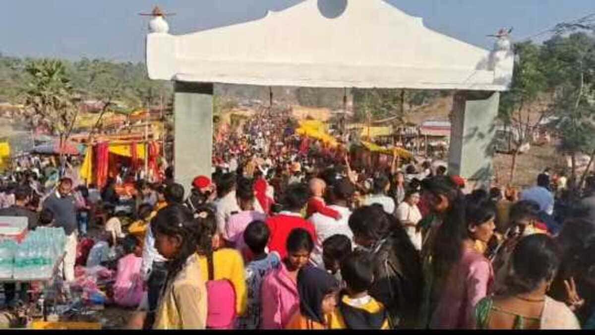 सासाराम में महाशिवरात्रि पर्व पर तड़के 4 बजे से ही कतारों में लगे श्रद्धालु, अखंड मानस पाठ से भक्तिमय हुआ माहौल