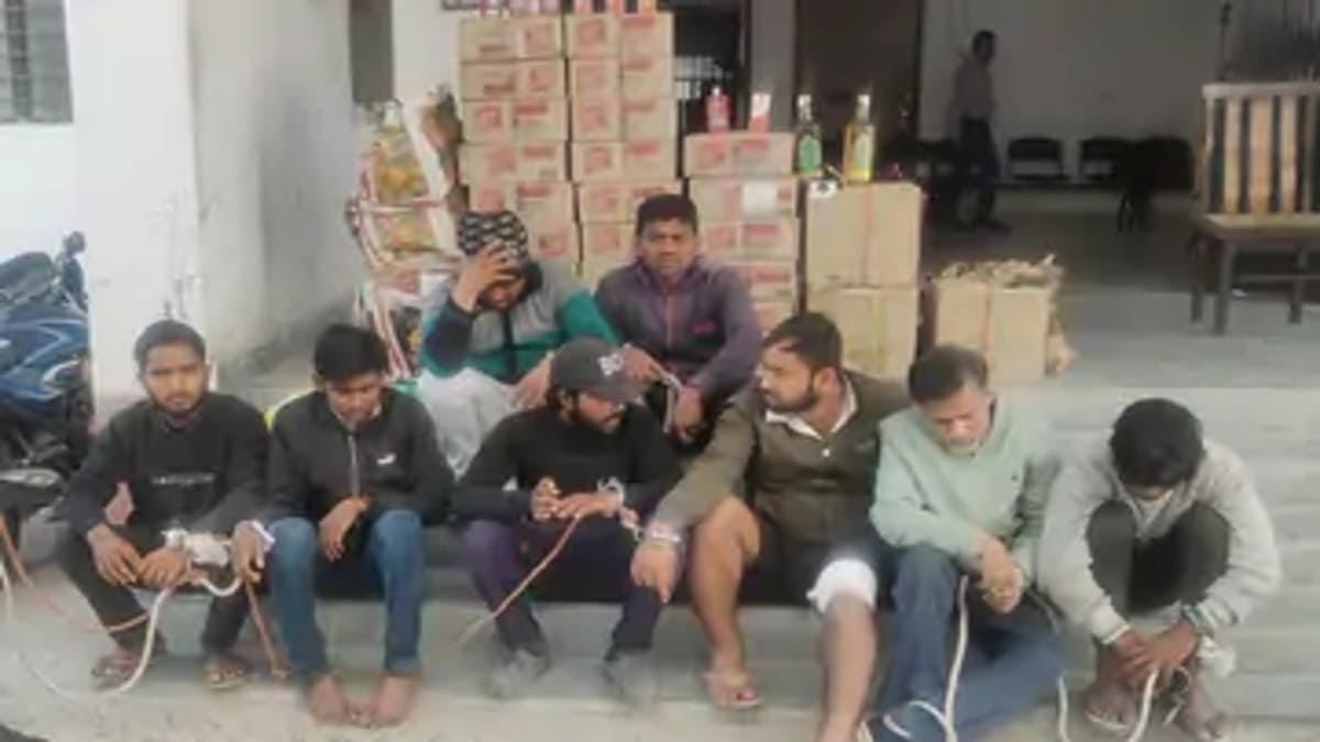 मुजफ्फरपुर में उत्पाद विभाग की बड़ी स्ट्राइक, 12 लाख की शराब के साथ 9 तस्कर गिरफ्तार