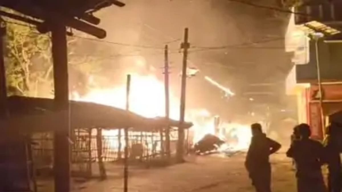 ​भागलपुर में भीषण अग्निकांड, सिलेंडर ब्लास्ट से दहला सड़वा बाजार, 6 दुकानें जलकर राख, लाखों का नुकसान