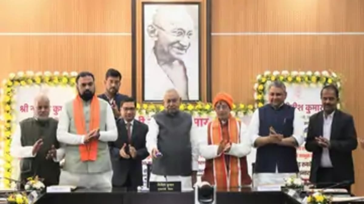 ​बिहार की 25 लाख महिलाओं को सीएम नीतीश का तोहफा, खाते में आए 10-10 हजार रुपये, 2,500 करोड़ जारी