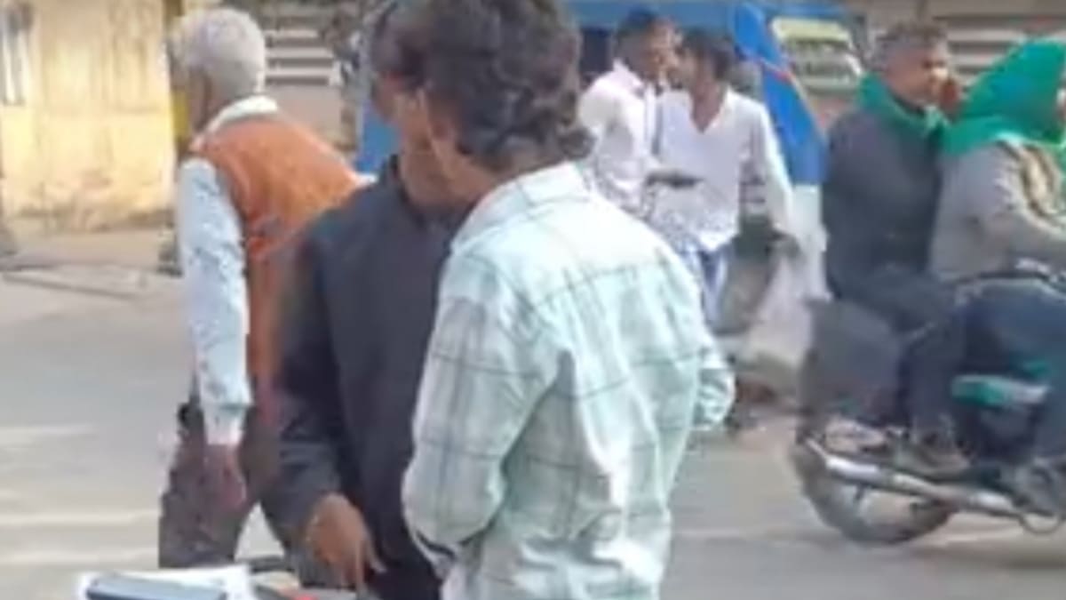 ​बिहार मैट्रिक परीक्षा शुरू, 15 लाख छात्र देंगे एग्जाम, जूते-मोजे पर बैन और मुंगेर में चिट छिपाते दिखा छात्र