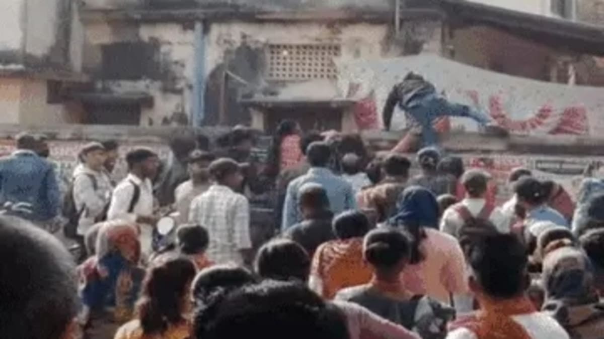 बिहार मैट्रिक परीक्षा का आगाज, कहीं दीवार फांदकर घुसे परीक्षार्थी, तो कहीं उतरवाए गए बुर्के, दरभंगा-मुजफ्फरपुर में सख्त चेकिंग के बाद मिली एंट्री