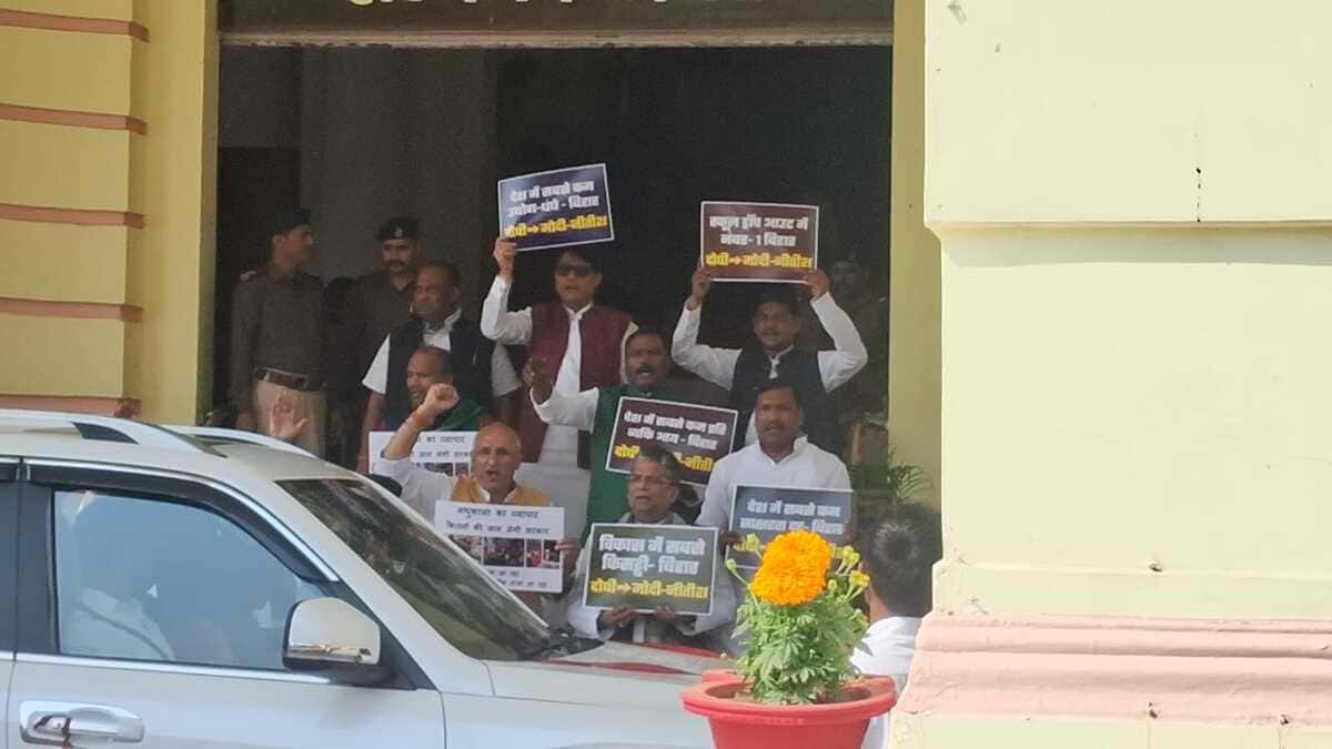 कसाई के श्राप से गाय नहीं मरती, गिरिराज सिंह का राजद पर पलटवार, सदन के अंदर और बाहर संग्राम