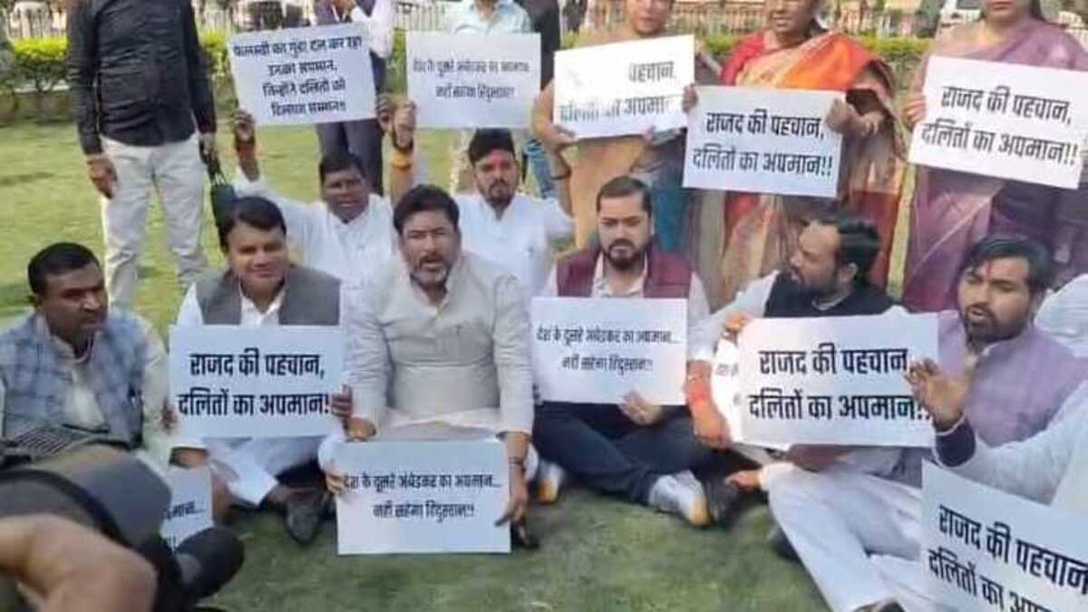 लोक जनशक्ति पार्टी (रामविलास) विधायकों का सदन के बाहर प्रदर्शन, तेजस्वी यादव से माफी की मांग तेज