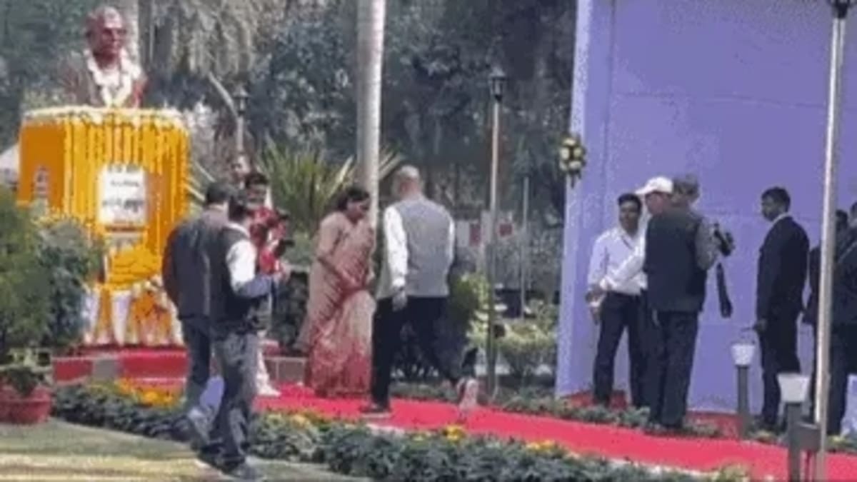 नीतीश के इशारे पर दौड़े मंत्री अशोक चौधरी, श्रद्धांजलि के चक्कर में लड़खड़ाए, कर्पूरी ठाकुर की पुण्यतिथि पर हाई वोल्टेज ड्रामा