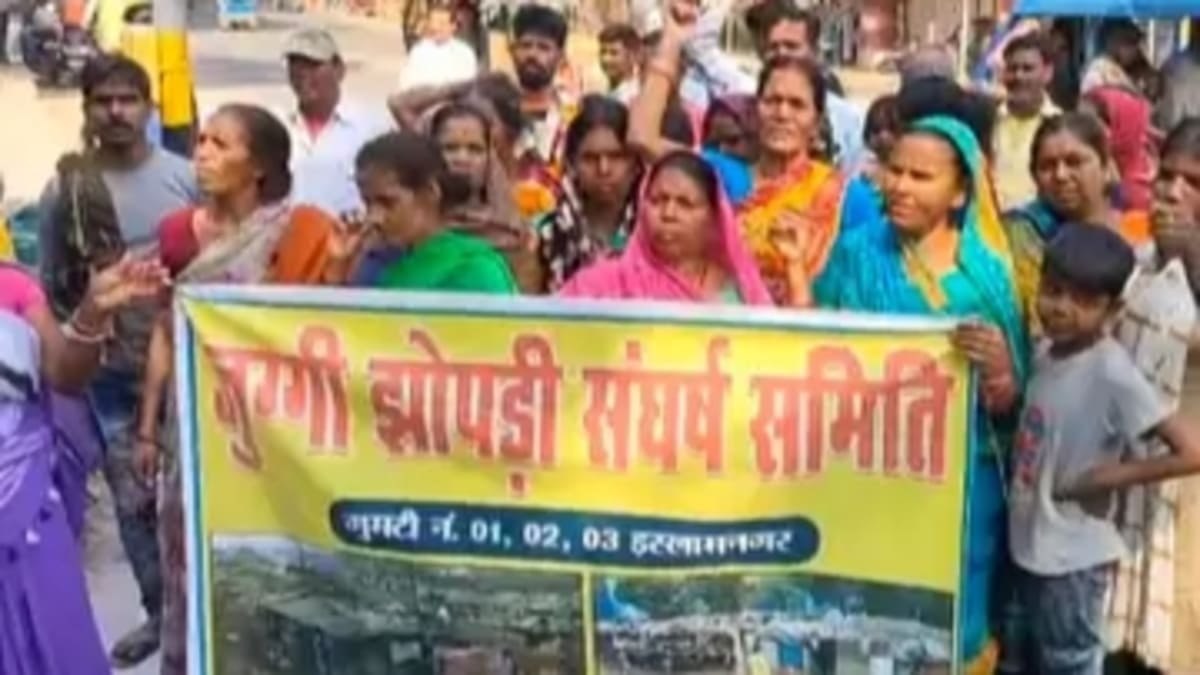 भागलपुर में पहले बसाएं, फिर हटाएं के नारे के साथ कलेक्ट्रेट का घेराव, नीतीश सरकार के खिलाफ प्रदर्शन