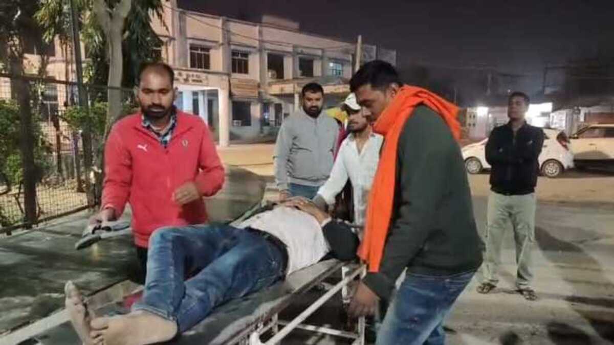 ​मोतिहारी में देर रात घर लौट रहे युवक पर धारदार हथियार से हमला, बीच-बचाव करने आई महिला से लूटपाट, जांच में जुटी पुलिस