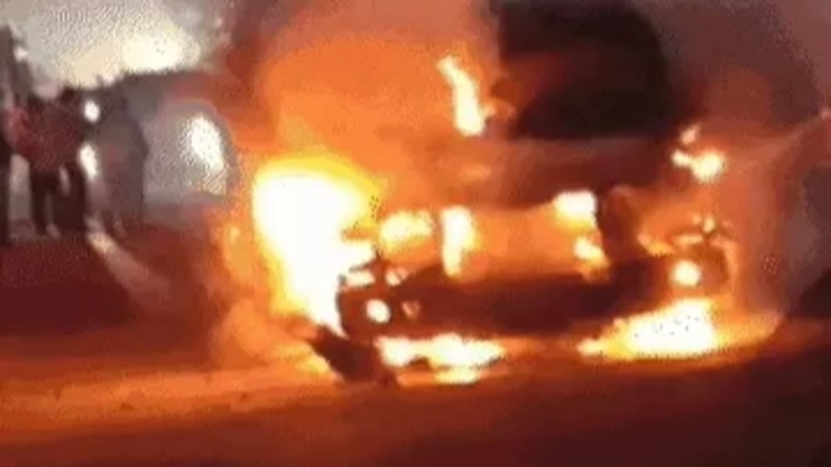 ​दानापुर में धू-धू कर जली महिंद्रा थार, मौत को सामने देख ड्राइवर ने चलती गाड़ी से लगाई छलांग, बाल-बाल बची जान