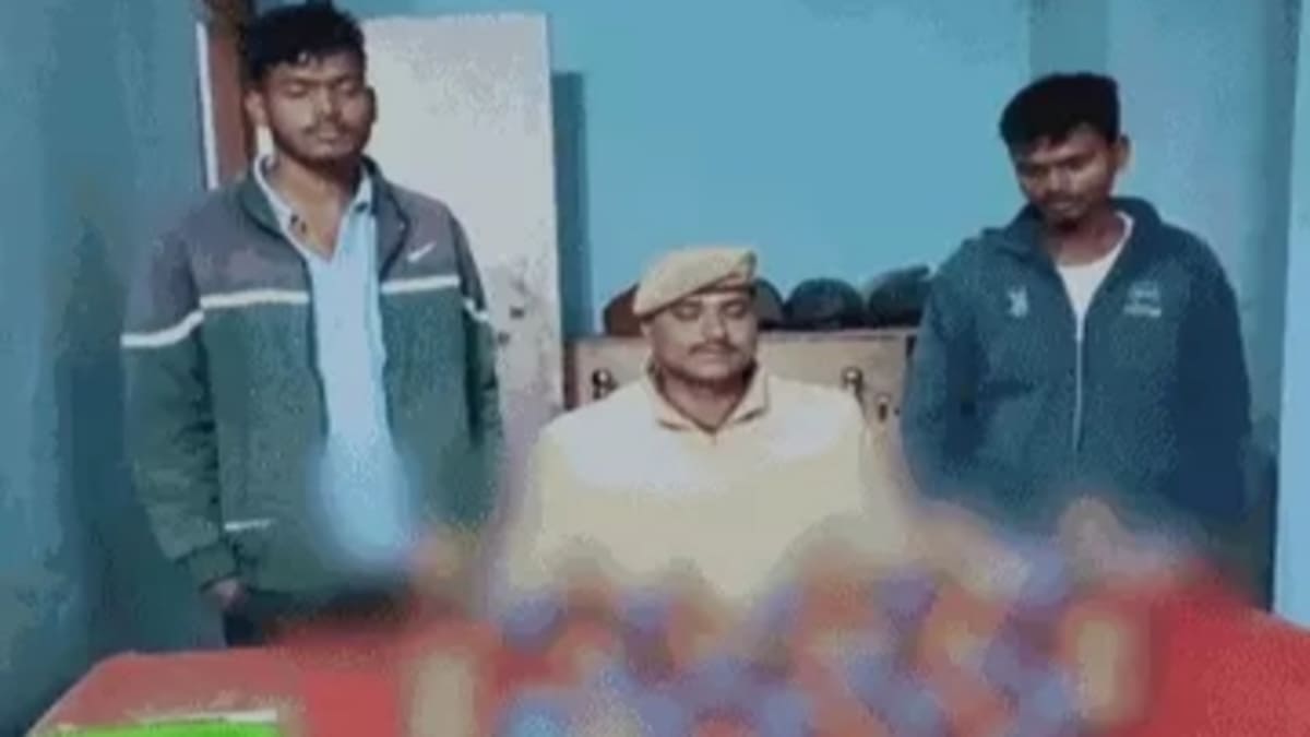 मुजफ्फरपुर की सड़कों पर आधी रात को हाई-स्पीड ड्रामा, बाइक पर 15 कार्टून शराब ढो रहे दो तस्कर गिरफ्तार