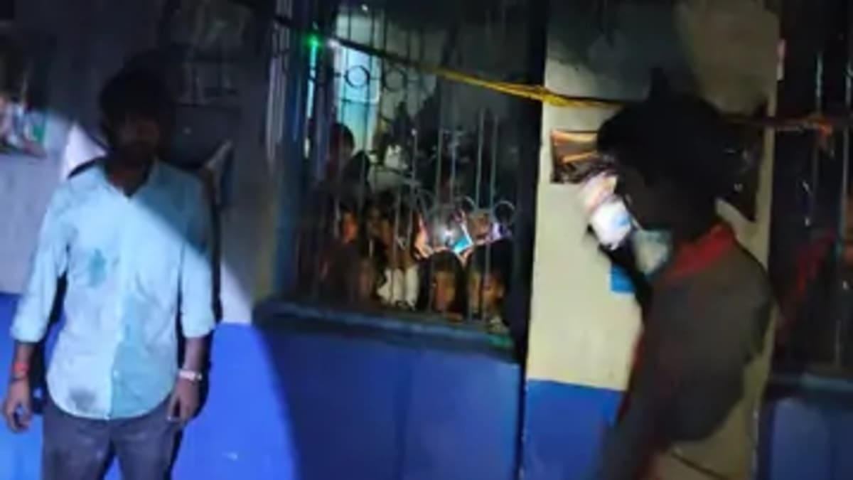 ​धूं-धूं कर जली बैंक ऑफ इंडिया की शाखा, ग्रामीणों ने जान जोखिम में डाल बुझाई आग, लाखों का नुकसान