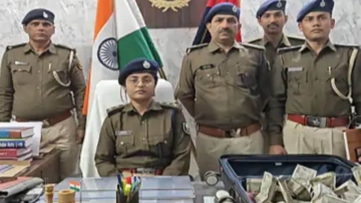 ​पटना पुलिस की बड़ी कार्रवाई, चेकिंग के दौरान कार से 18 लाख कैश बरामद, सीतामढ़ी के दो युवक गिरफ्तार