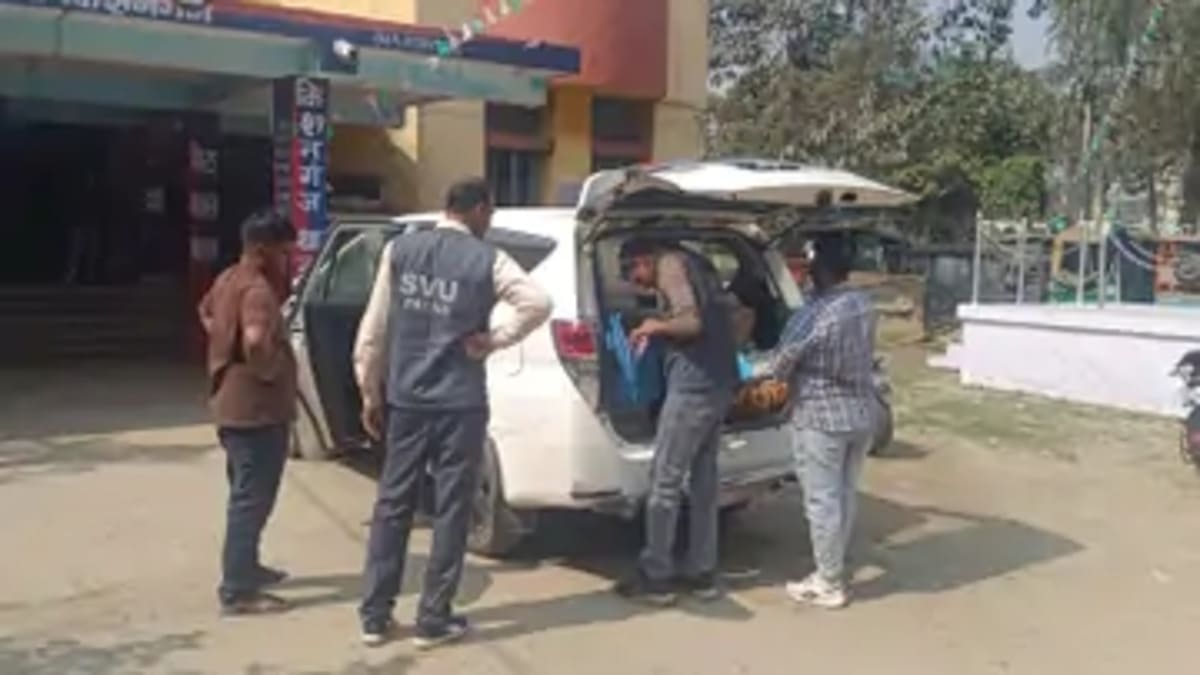 ​किशनगंज में घूसखोर प्रभारी DPO गिरफ्तार, प्रभार दिलाने के बदले मांगे थे 10 लाख, घर से लाखों कैश बरामद