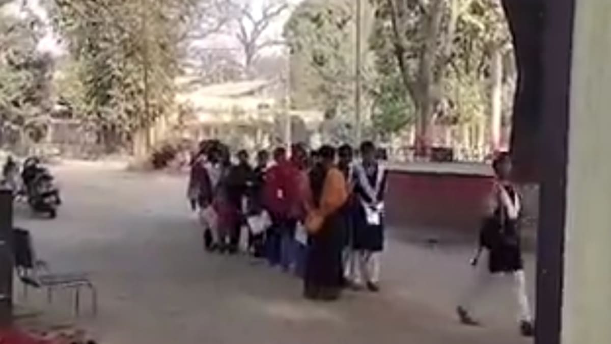 मैट्रिक एग्जाम देने जा रही महिला की मौत, पति और मासूम बेटी घायल, आज साइंस का था पेपर