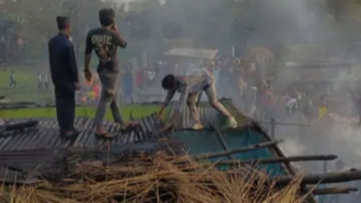 ​किशनगंज में चूल्हे की चिंगारी बनी काल, 6 घर जलकर राख, लाखों का नुकसान और बेजुबान मवेशियों की मौत