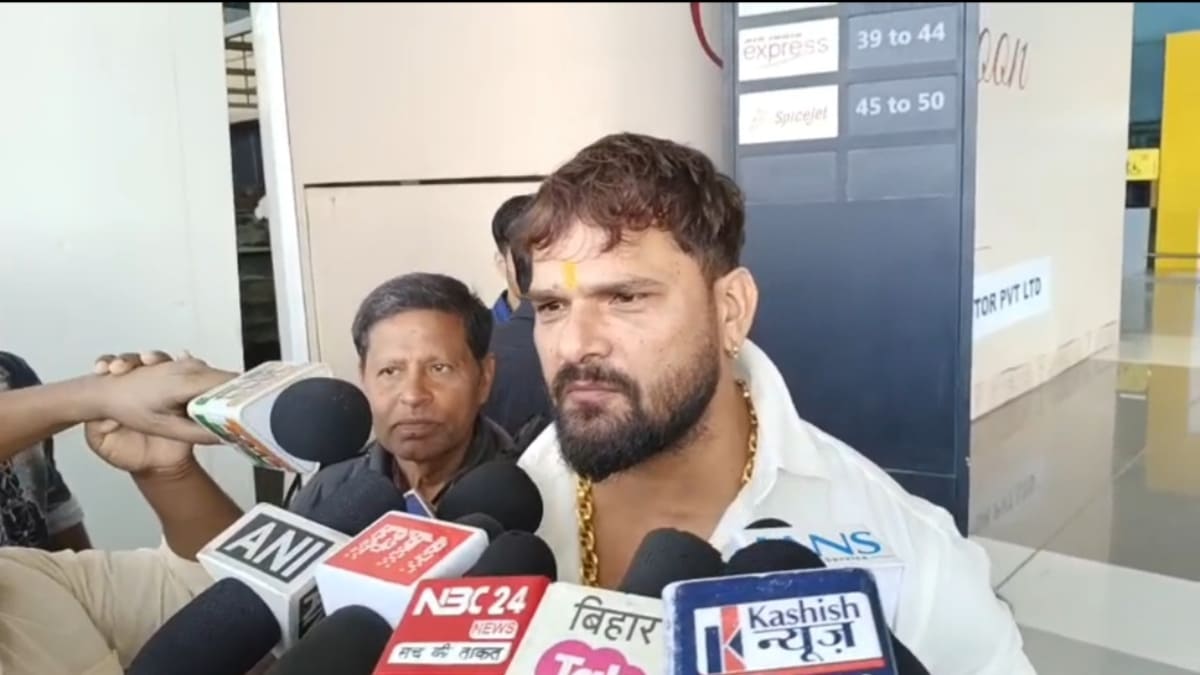 खेसारी लाल यादव का बड़ा बयान, मैथिली ठाकुर को दी संस्कार की नसीहत, मनोज तिवारी को बताया बड़ा भाई