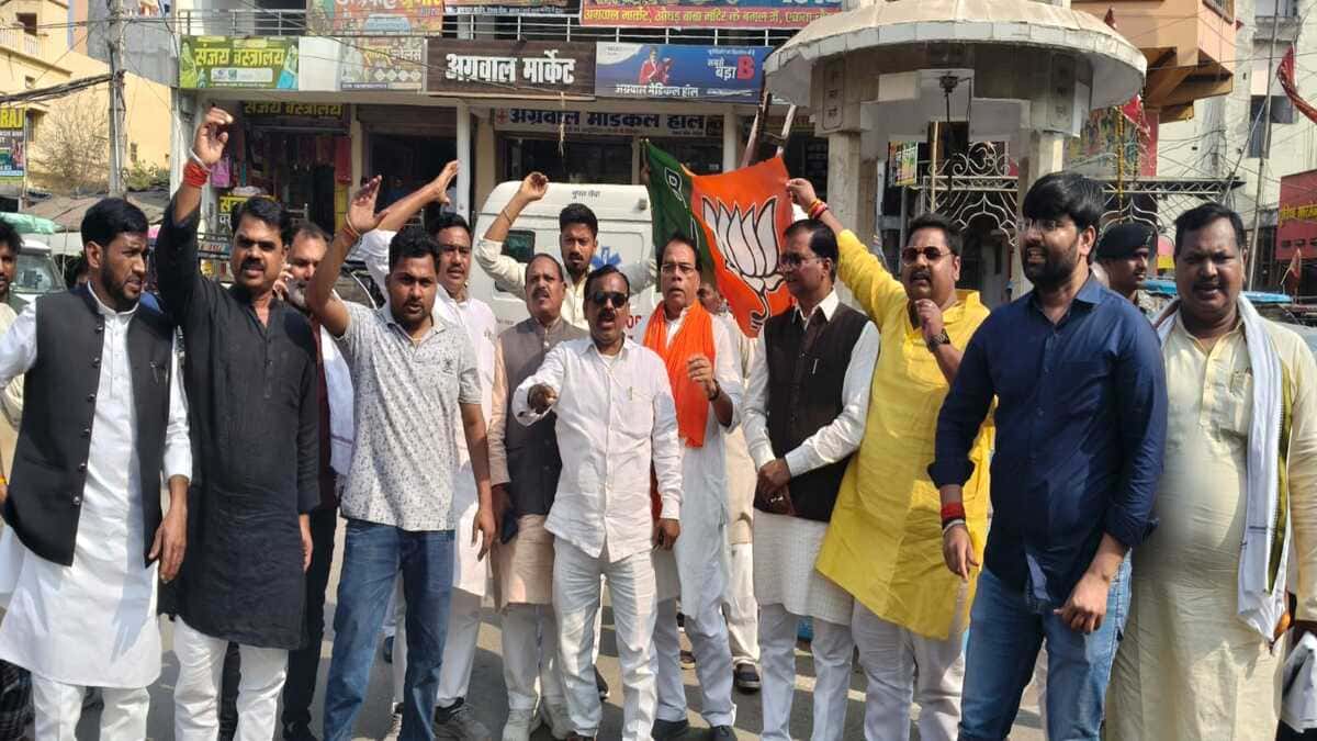 देश के विकास में बाधा बन रही कांग्रेस, भभुआ में भाजयुमो ने निकाला मार्च, एआई समिट विवाद पर राहुल गांधी का पुतला दहन