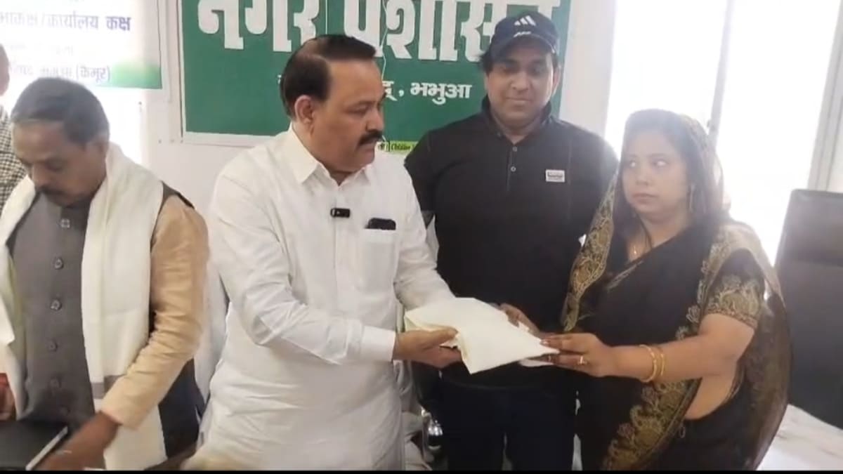 ​भभुआ नगर परिषद की बैठक में भारी हंगामा, सफाई और लाइट को लेकर पार्षदों ने EO को घेरा, सांसद बोले- मिलकर करें विकास