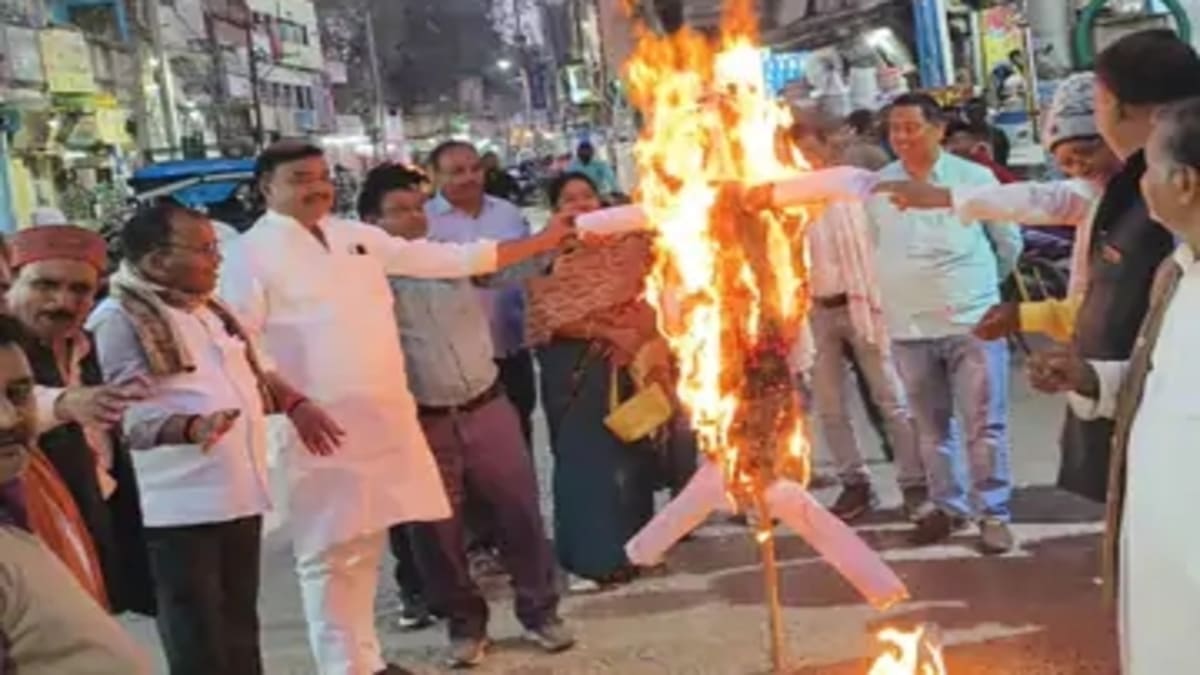 नवादा में भाजपा का प्रदर्शन, राहुल गांधी का फूंका पुतला, देश की छवि खराब करने का लगाया आरोप