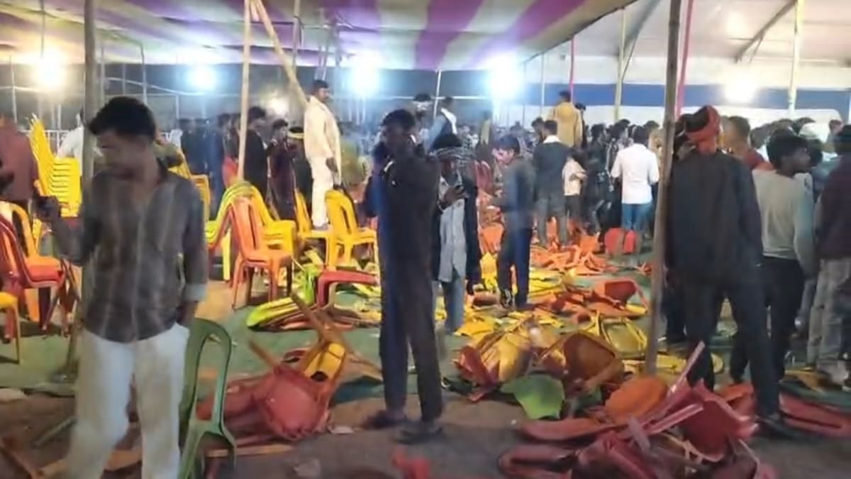 गुप्ता धाम महोत्सव में भोजपुरी सुरों के बीच जमकर हुआ बवाल, बेकाबू भीड़ ने तोड़ीं कुर्सियां