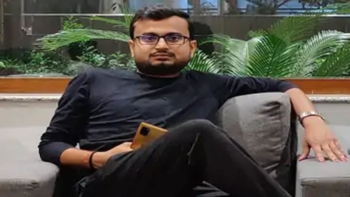 मुजफ्फरपुर में भीषण सड़क हादसा, डिवाइडर से टकराकर पलटी कार, लोजपा (रा) नेता अमन कुमार की मौत, दो गंभीर