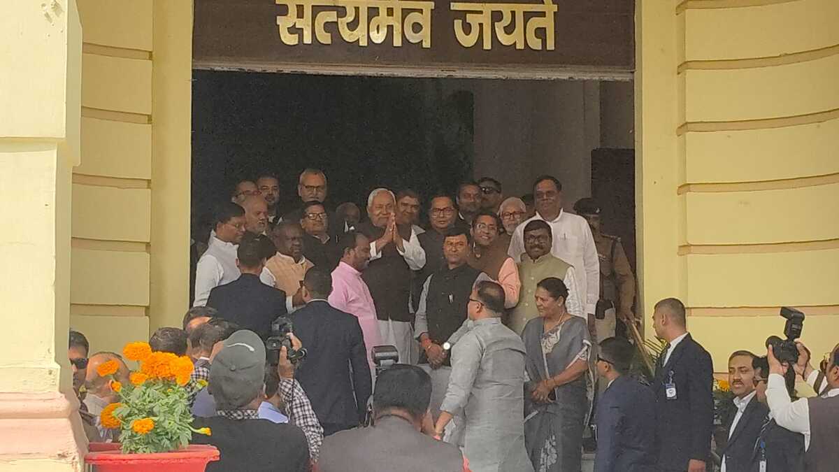 ​बिहार विधानसभा में घमासान, आवास योजना में 25% कमीशन का आरोप, सत्ता पक्ष के विधायकों ने ही अपनी सरकार को घेरा