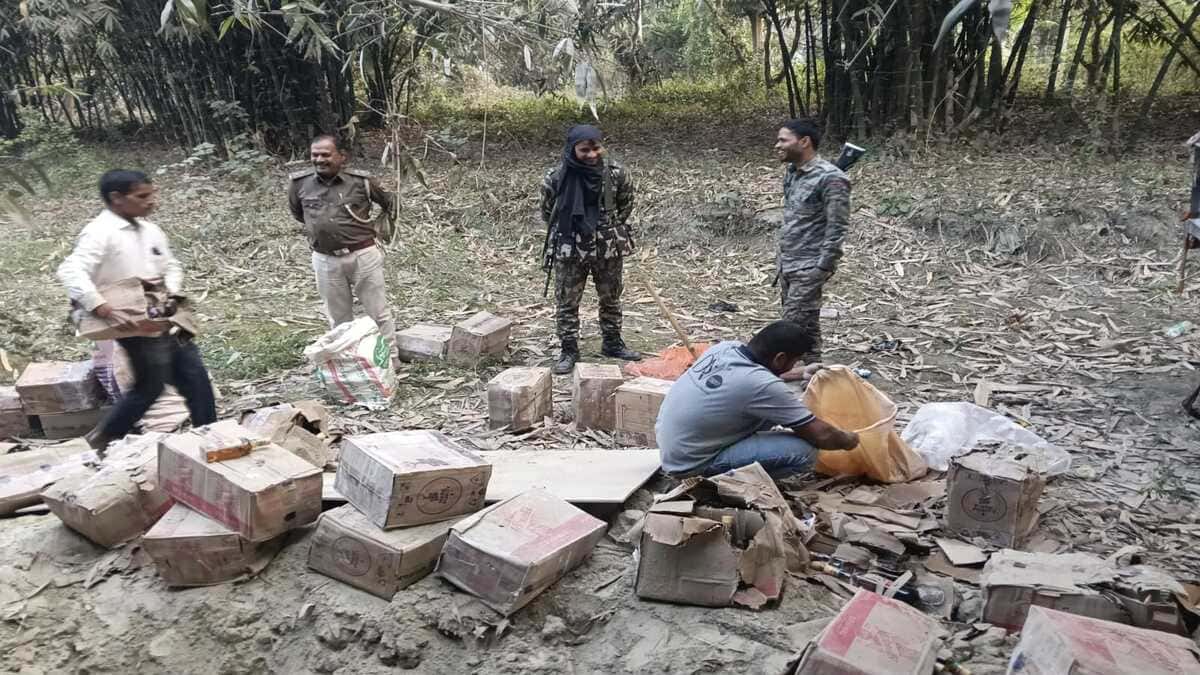 ​जमीन के अंदर से निकली शराब की खेप! मुजफ्फरपुर में पुलिस ने फेल किया तस्करों का होली प्लान, दो गिरफ्तार