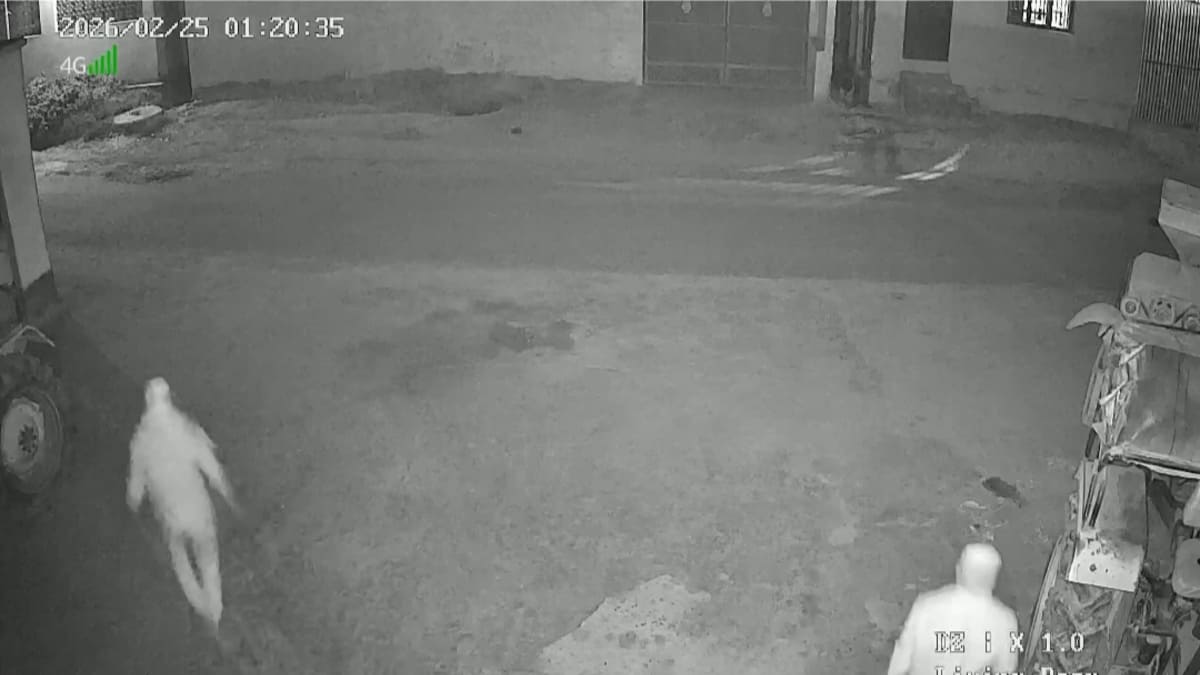 चकबरा में शादी में गया था परिवार, पीछे से तीन नकाबपोश चोरों ने खंगाला घर, CCTV में कैद हुई करतूत, लाखों की संपत्ति चोरी