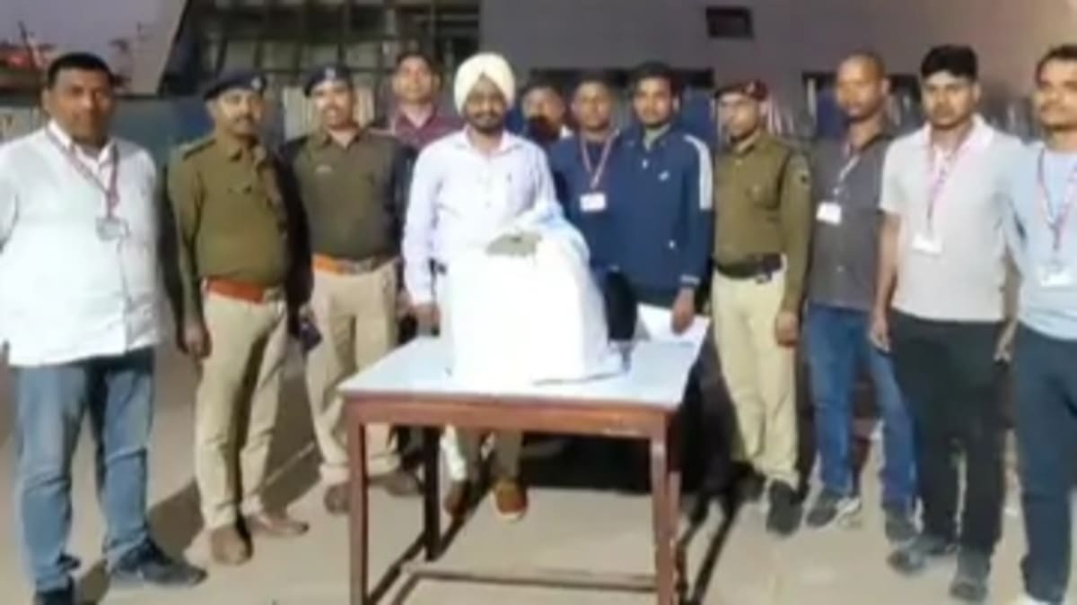 गया स्टेशन पर पिट्ठू बैग लेकर घूम रहा था विदेशी तस्कर, RPF ने खोला चैन तो उड़ गए होश, जब्त हुआ लाखों का गांजा, आरोपी गिरफ्तार