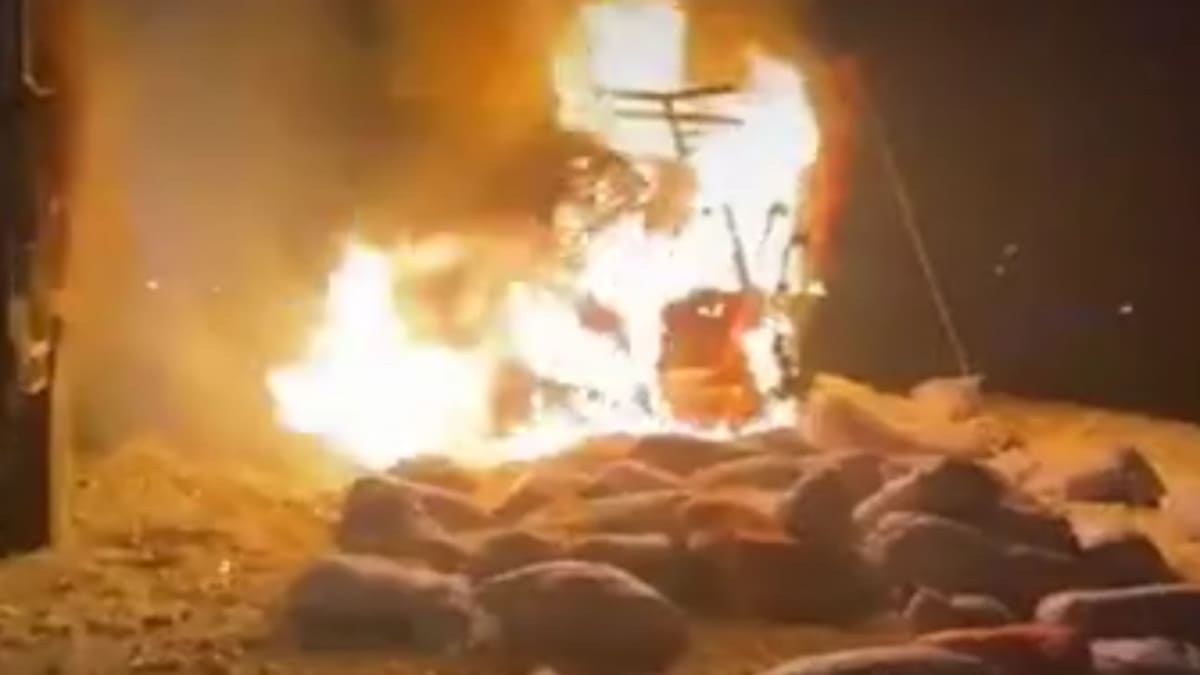 किशनगंज में धू-धू कर जला ट्रक, 100 की रफ्तार में भिड़े दो वाहन, दस मिनट तक बचाओ-बचाओ चिल्लाते रहे ड्राइवर-खलासी, दोनों की मौत