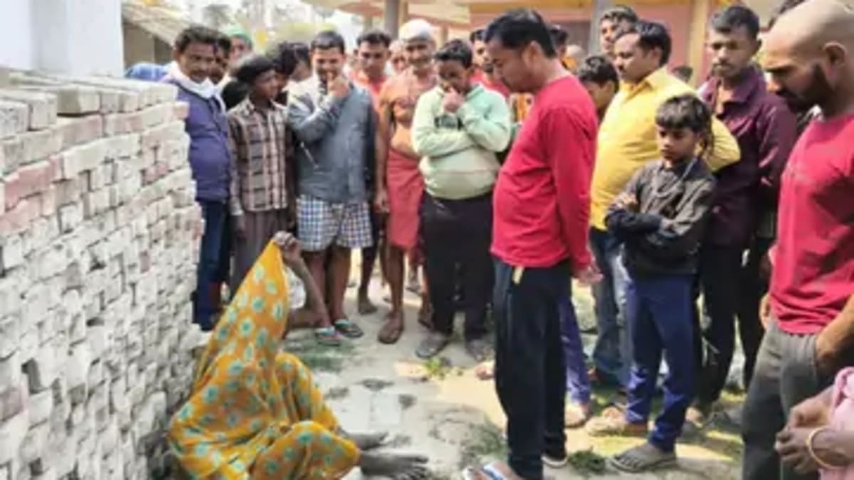 समस्तीपुर में बच्चा चोरी के संदेह में बुजुर्ग महिला को ग्रामीणों ने घेरा, पुलिस ने किया रेस्क्यू