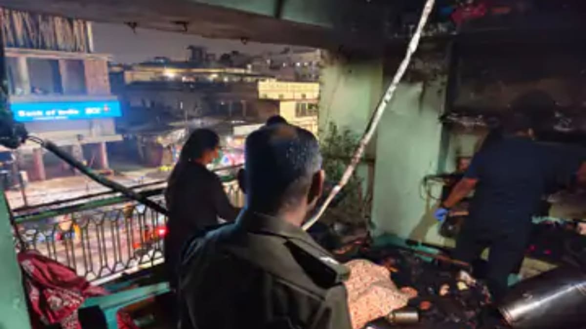 घर में लगी आग ने ली लकवाग्रस्त बुजुर्ग महिला की जान, पति भी गंभीर रूप से घायल, अस्पताल में चल रहा इलाज