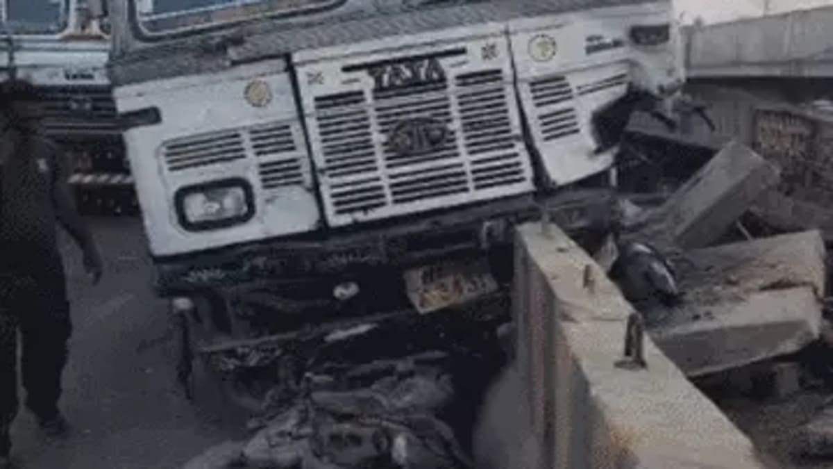 ​पटना में गांधी सेतु पर भीषण सड़क हादसा, ट्रक की टक्कर से इंजीनियर ने गंवाया हाथ, PMCH रेफर, ड्राइवर फरार