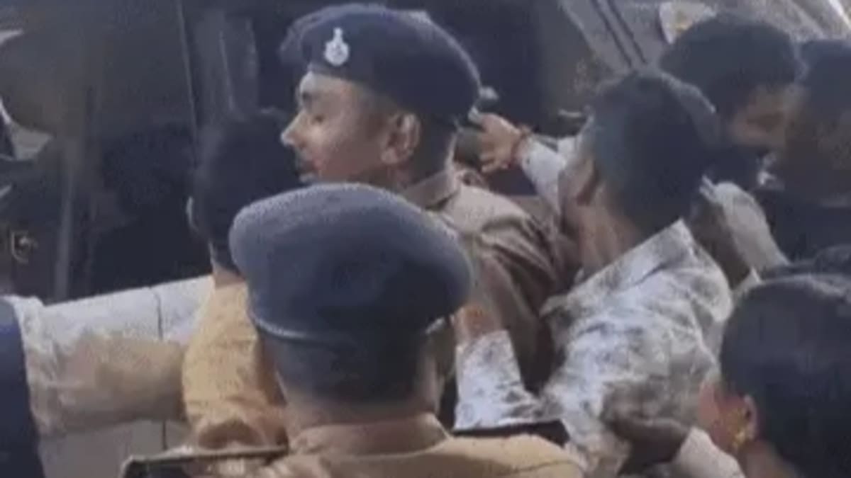 बिहार विधानसभा में नोटों की बारिश, JDU विधायक पप्पू पांडे ने हवा में उड़ाए 500 के नोट, मार्शल भी लगे लूटने, अध्यक्ष कर सकते हैं बड़ी कार्रवाई