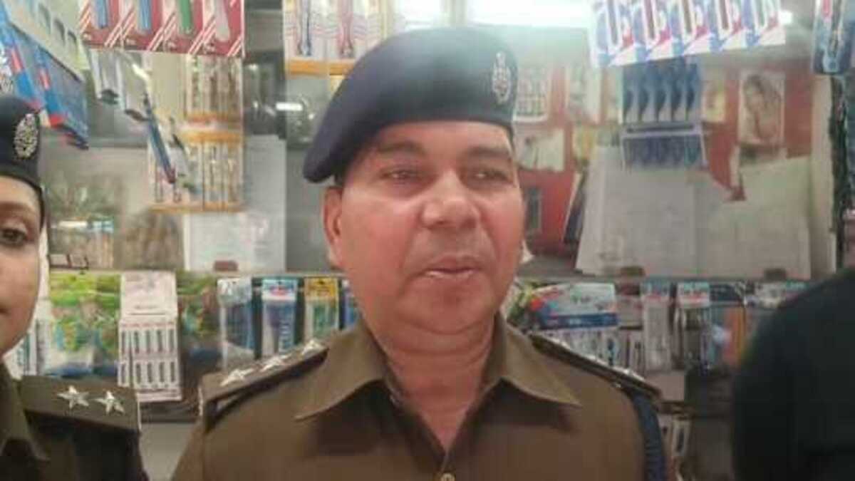 मोतिहारी में प्रशासन का बड़ा एक्शन, फर्जी दस्तावेजों के खेल का भंडाफोड़, कई साइबर कैफे सील