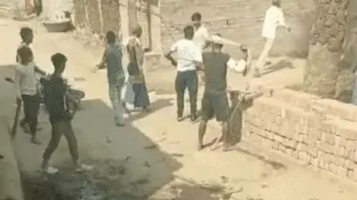 ​भागलपुर में खूनी संघर्ष, दो गुटों में जमकर चले लाठी-डंडे और रॉड, महिलाओं समेत 10 घायल, पुलिस पर लापरवाही का आरोप