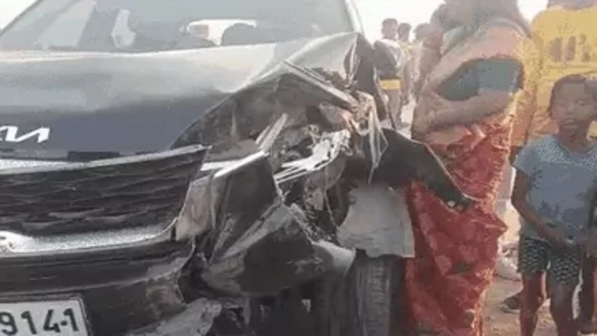 ​गया में भीषण सड़क हादसा, कार ने बाइक को रौंदा, फिर ट्रक से टकराई, बच्चे और महिला समेत 5 घायल