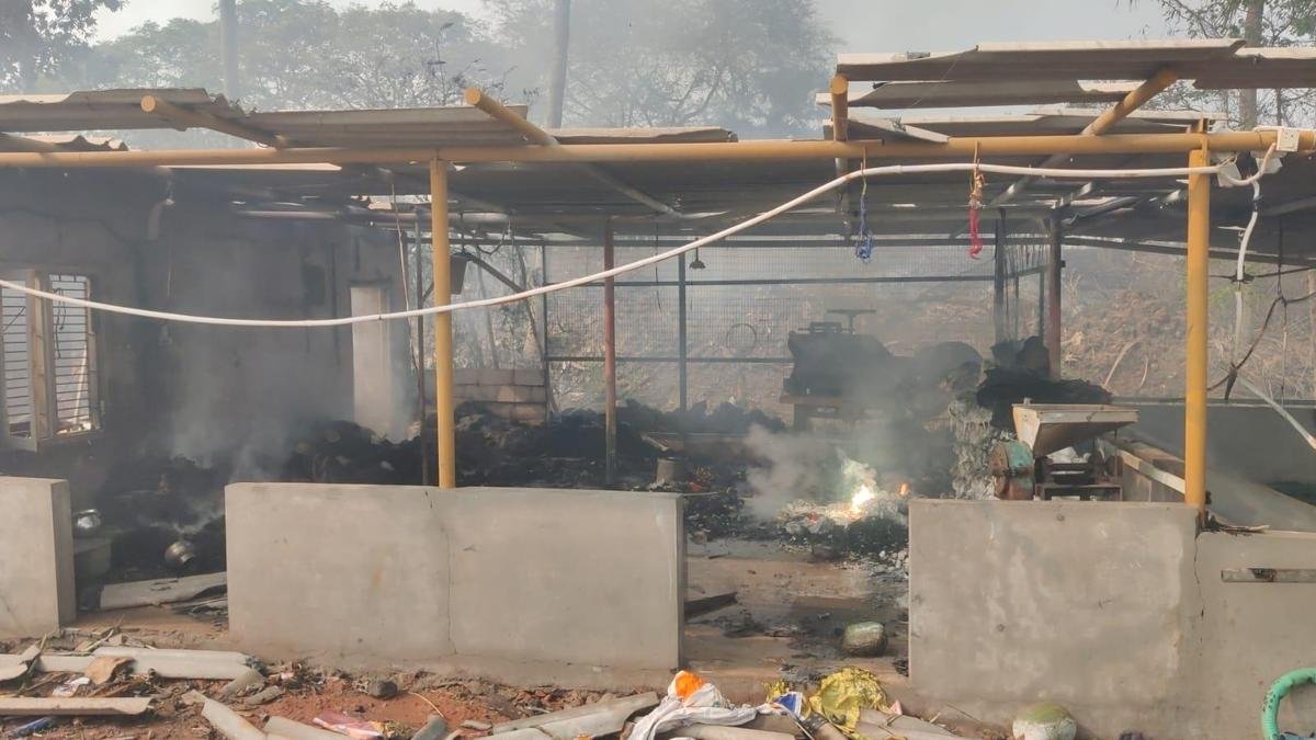 आंध्र प्रदेश- पटाखा फैक्ट्री में भीषण धमाका, 18 लोगों की मौत: 6 गंभीर घायल; 5 KM दूर तक सुनाई दी विस्फोट की आवाज, शरीर के चिथड़े उड़कर पास के खेतों में गिरे